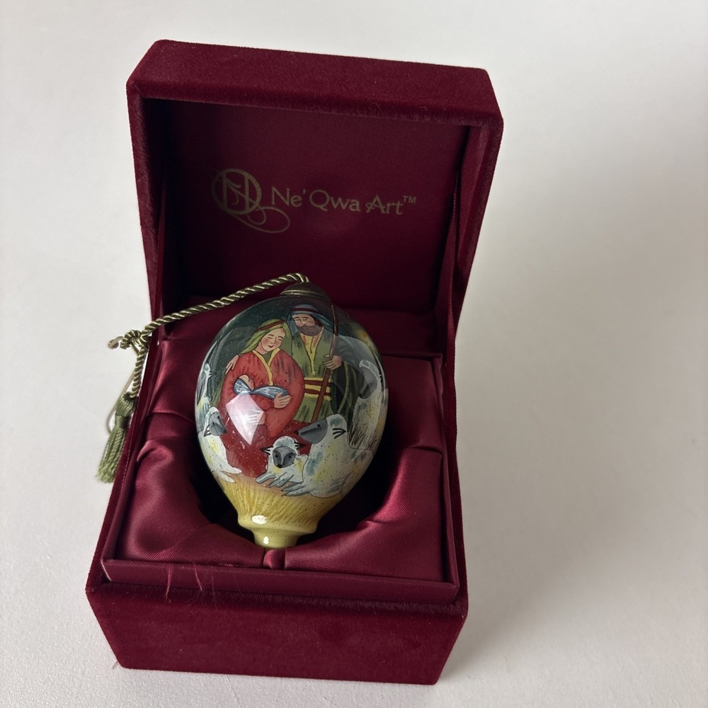 Ne'Qwa Art Glass Ornament Magical Nativity Susan Winget a child was born